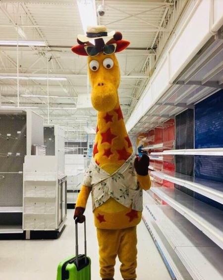 geoffrey-giraffe-when-toy-r-us-last-day-june-30-viral-facebook-kids-sad